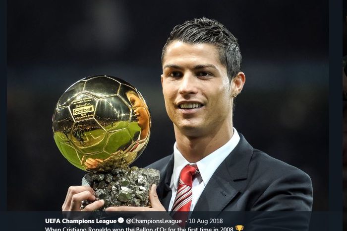 Cristiano Ronaldo dengan trofi Ballon d'Or 2008 saat memperkuat Manchester United.