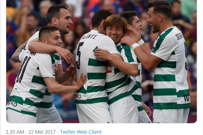 Takashi Inui merayakan golnya untuk Eibar  bersama rekan-rekan satu timnya setelah membobol gawang Barcelona pada pertandingan pekan ke-38 Liga Spanyol 2016-2017.