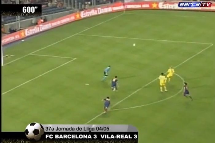 Gol tembakan lob Diego Forlan dalam duel klasik Barcelona vs Villarreal di Liga Spanyol, 22 Mei 2005.