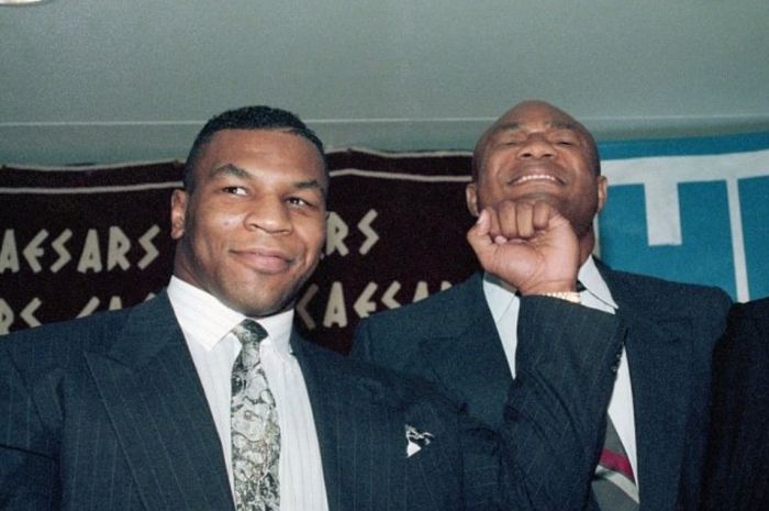 Dua legenda tinju kelas berat, Mike Tyson dan George Foreman.