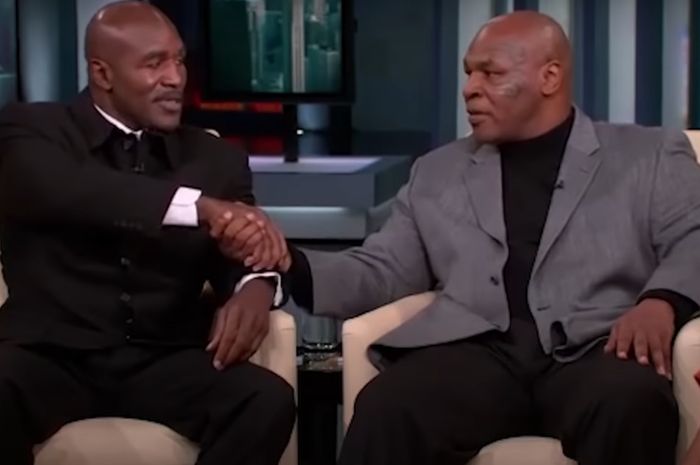 Evander Holyfield (kiri) dan Mike Tyson (kanan) berdamai ketika menjadi bintang tamu dalam acara Oprah Wiinfrey Show pada Oktober 2009.