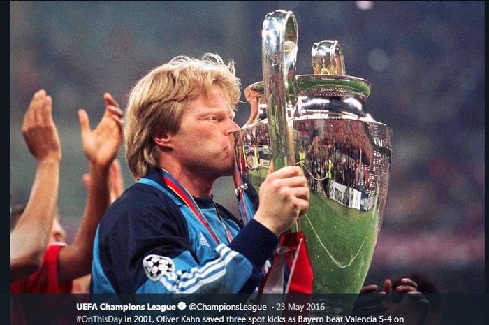 Oliver Kahn menjuarai Liga Champions 2000-2001 bersama Bayern Muenchen.