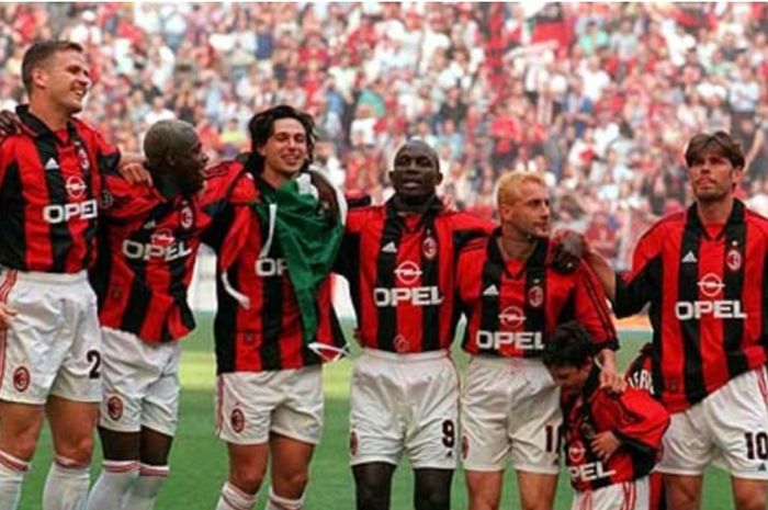 AC Milan merayakan gelar juara Liga Italia 1998-1999 di bawah pelatih Alberto Zaccheroni.