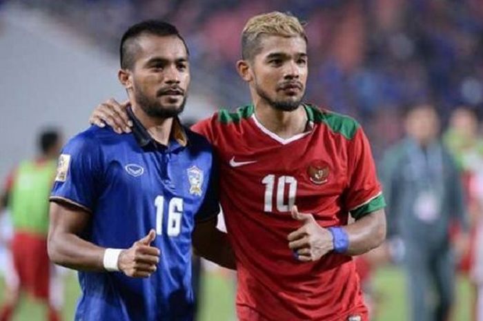 Pemain timnas Indonesia, Zulham Zamrun (kiri) bertukar kostum dan berfoto bersama pemain Thailand, Prathum Chutong. Wajah dan perawakan fisik keduanya disebut-sebut mirip.