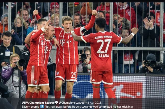 Bayern Muenchen men Doggunduli Borussia Dortmund dalam laga Bundesliga musim 2017-2018.