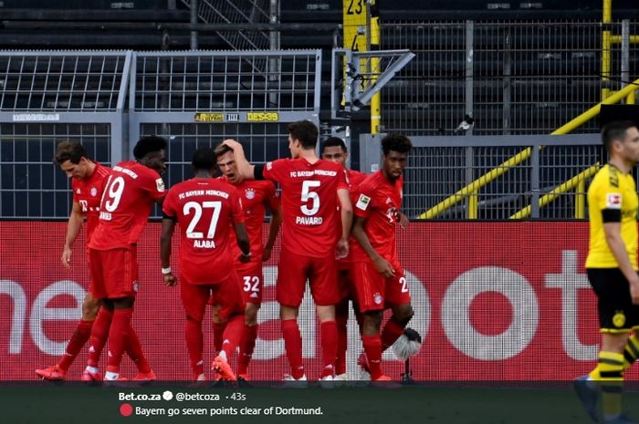 Para pemain Bayern Muenchen merayakan gol ke gawang Borussia Dortmund pada laga Der Klassiker di Signal Iduna Park, Selasa (26/5/2020).