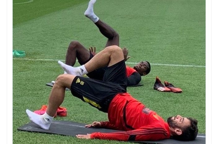 Paul Pogba dan Bruno Fernandes melakukan latihan bersama di pusat latihan klub Manchester United, di Carrington.