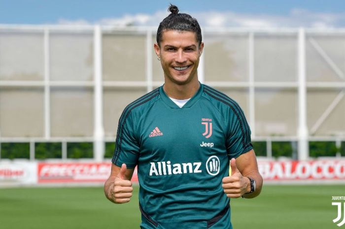 Megabintang Juventus, Cristiano Ronaldo, menyambut kehadiran pemain baru I Bianconeri yang berusia 20 tahun, Dejan Kulusevski.