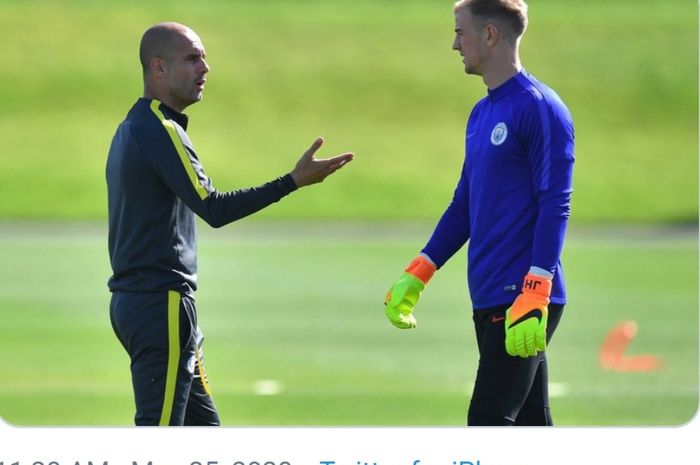 Pelatih Manchester City, Pep Guardiola, berbicara dengan mantan anak asuhnya, Joe Hart. 