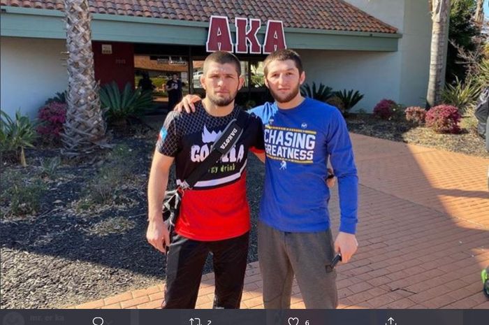 Juara bertahan UFC, Khabib Nurmagomedov (kanan) bersama rekan latihannya, Tagir Ulanbekov (kiri).