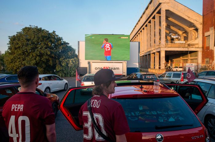 Para suporter Sparta Praha saat menikmati drive in football yang diterapkan oleh klubnya.