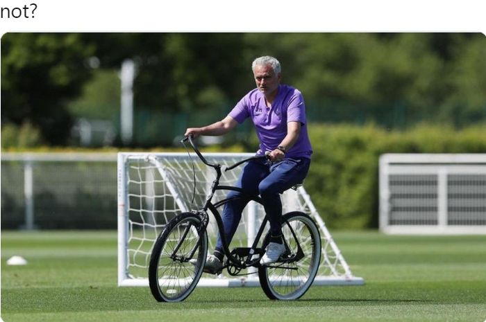 Pelatih Tottenham Hotspur, Jose Mourinho, menggunakan sepeda untuk mengawasi anak asuhnya berlatih di pusat latihan klub.