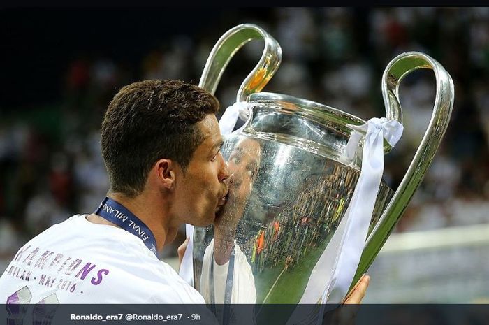 Cristiano Ronaldo mencium trofi juara Liga Champions untuk Real Madrid musim 2015-2016.