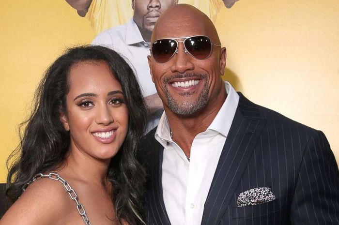 SImone Johnson bersama ayahnya, Dwayne 'The Rock' Johnson.