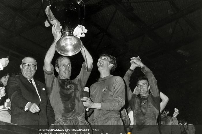 Mancheste United mengangkat Piala Champions (Liga Champions) untuk pertama kalinya pada 29 Mei 1968, usai menumbangkan Benfica di partai puncak dengan skor 4-1.