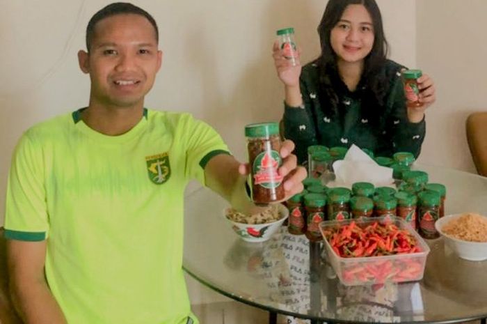 Oktafianus Fernando bersama istri menggeluti bisnis kecil-kecilan selama jeda pandemi ini (Persebaya)