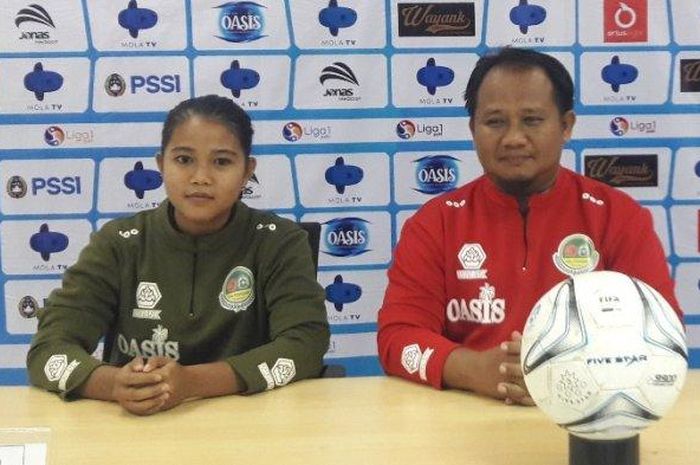 Asisten pelatih Tira Persikabo Kartini, Adi Kuswanto dalam sesi konferensi pers.