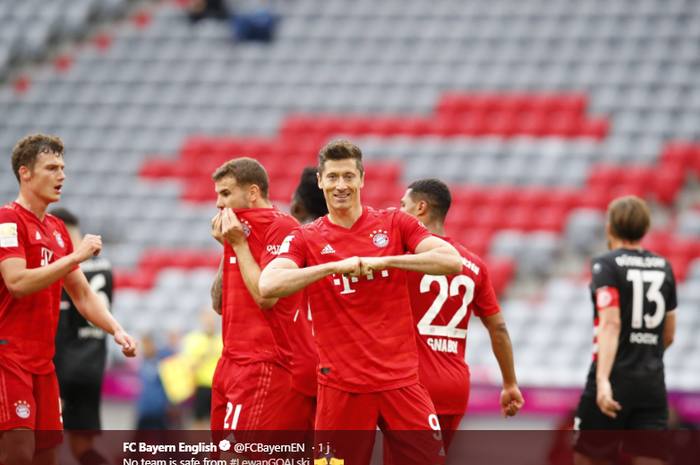 Striker Bayern Muenchen, Robert Lewandowslki (Tengah)  saat melakukan selebrasi setelah berhasil mencetak gol ke gawang Fortuna Dusseldorf  pada pekan ke-29 Bundesliga 2019-2020.