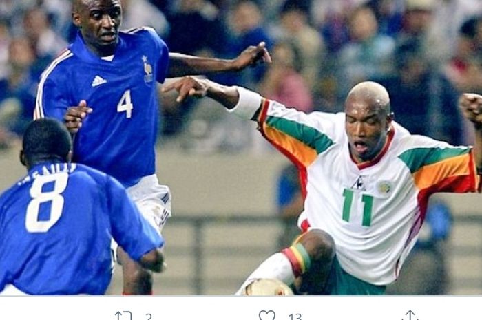 El Hadji Diouf beraksi dalam duel klasik Prancis vs Senegal pada pertandingan pertama Piala Dunia 2002, 31 Mei 2002.