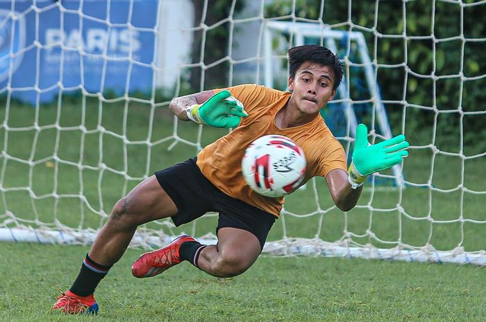 Kiper Bali United, Rakasurya Handika saat latihan tim.