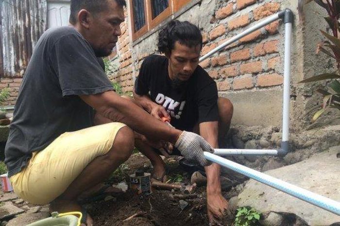 Aktivitas kiper PSIS Semarang Jandia Eka Putra saat jeda kompetisi Liga 1, bantu tukang saat membangun rumahnya serta jalani latihan mandiri dengan joging dan bersepeda.