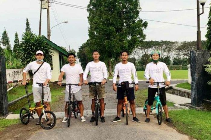 Gustur Cahyo Putro dan rekannya ketika touring sepeda di Magelang bersama komunitas gowesnya yang bernama Seli FC yang diketahui beranggotakan pemain sepakbola seperti Andy Setyo, Heri Susanto (Persija Jakarta), Bagas Kaffa (Barito Putera).