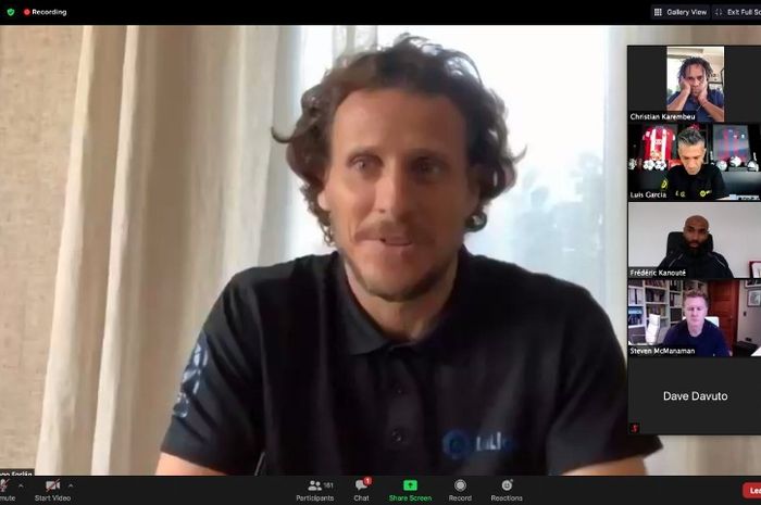 Mantan striker Manchester United dan Atletico Madird, Diego Forlan, dalam konferensi pers virtual pada Rabu (3/6/2020).