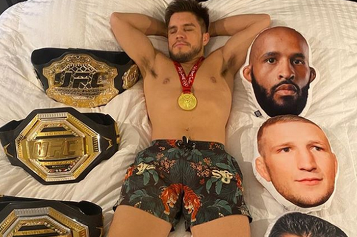 Potret Henry Cejudo memamerkan gelar dan juga boneka wajah para lawannya.