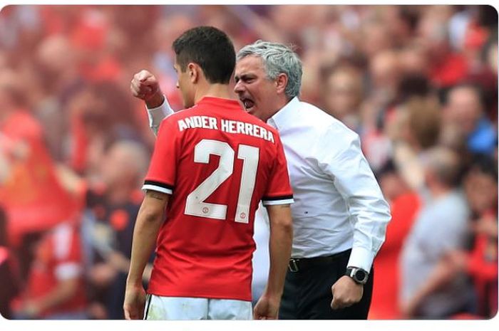 Jose Mourinho (Kanan) dan Ander Herrera saat masih membela Manchester United.