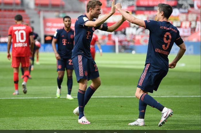 Thomas Mueller dan Robert Lewandowski merayakan gol ke gawang Bayer Leverkusen pada laga pekan ke-30 Bundesliga, Sabtu (6/6/2020) malam hari WIB.