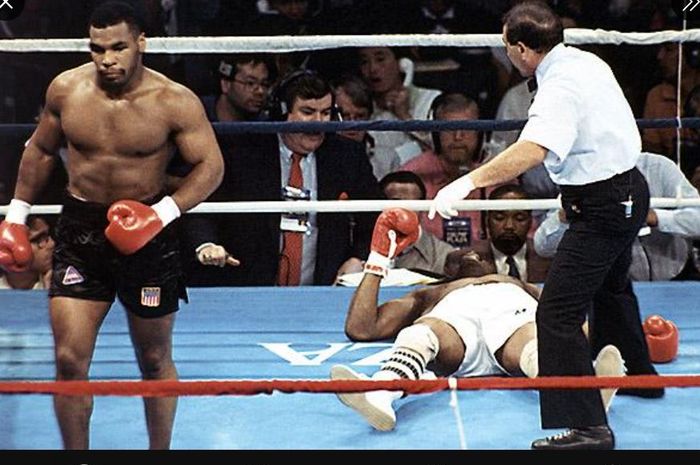 Momen saat Mike Tyson menjatuhkan Michael Spinks