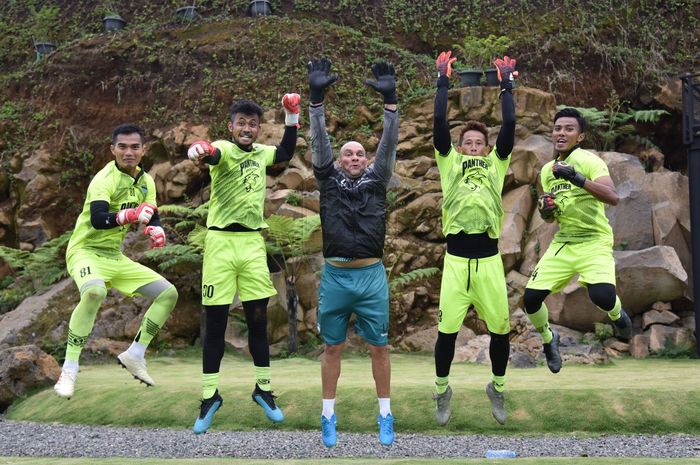 Pelatih Kiper Persib Bandung (tengah), Luizinho Passos, bersama empat penjaga gawang Persib.