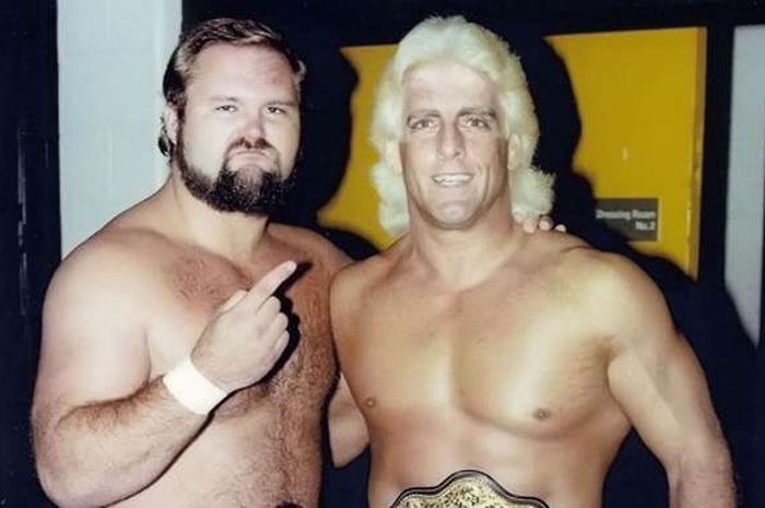 Arn Anderson (kiri), berpose bersama Ric Flair (kanan) di belakang panggung.