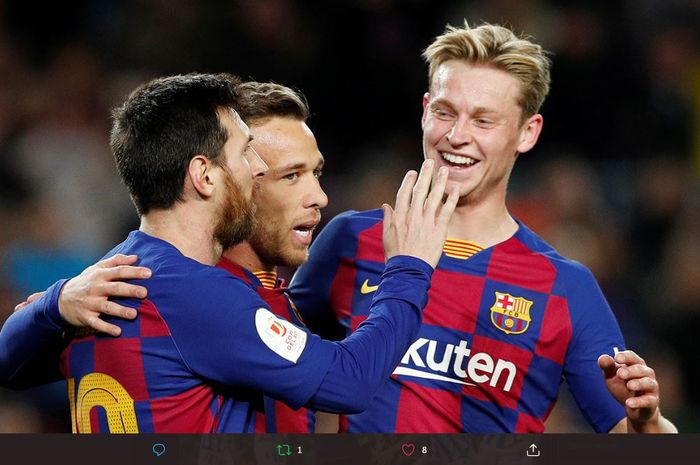 Frenkie de Jong (kanan) dan Lionel Messi (kiri) saat memperkuat Barcelona.