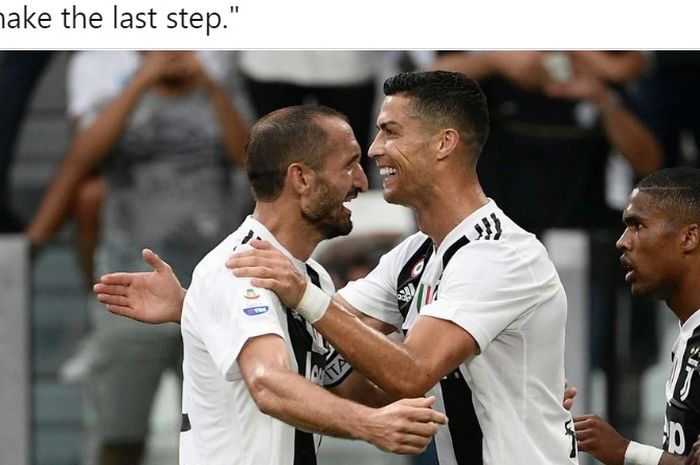 Giorgio Chiellini (kiri) memeluk Cristiano Ronaldo saat merayakan kemenangan untuk Juventus.