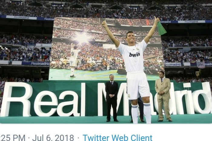 Cristiano Ronaldo resmi diperkenalkan ke publik Santiago Bernabeu oleh Real Madrid pada 6 Juli 2009.