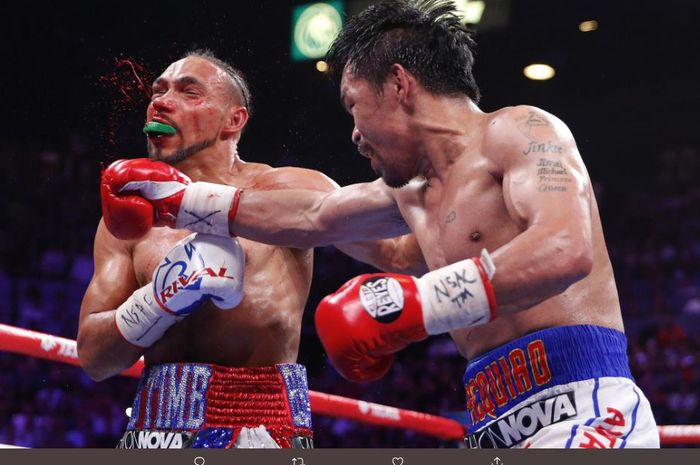 Momen Manny Pacquiao (kanan) saat menghajar Keith Thurman (kiri)