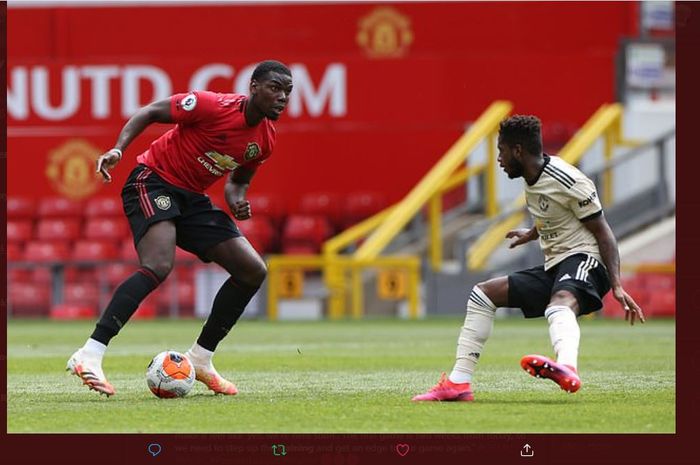 Paul Pogba (kiri) dan Fred bertanding dalam uji coba internal tim Manchester United di Carrington.