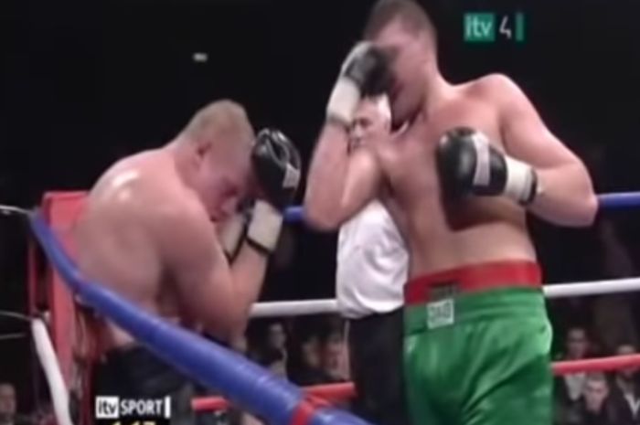 Petinju asal Inggris, Tyson Fury, meninju wajahnya sendiri ketika menghadapi  Lee Swaby (Inggris) di Aston Event Centre, Birmingham, Inggris, 14 Maret 2009. 