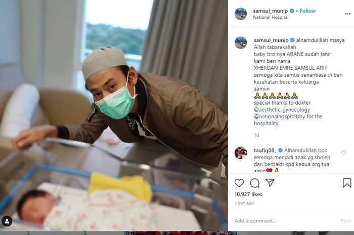 Samsul Arif berfoto dengan buah hatinya yang baru saja dilahrikan