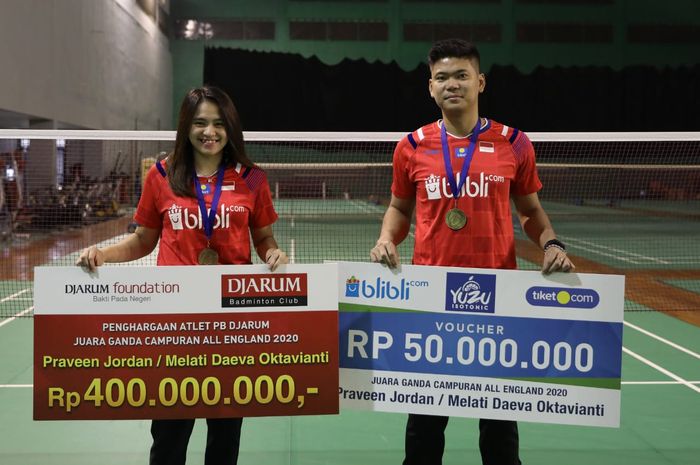 Pasangan ganda campuran Indonesia, Melati Daeva Oktavianti (kiri) dan Praveen Jordan menerima bonus hadiah juara All England Open 2020.