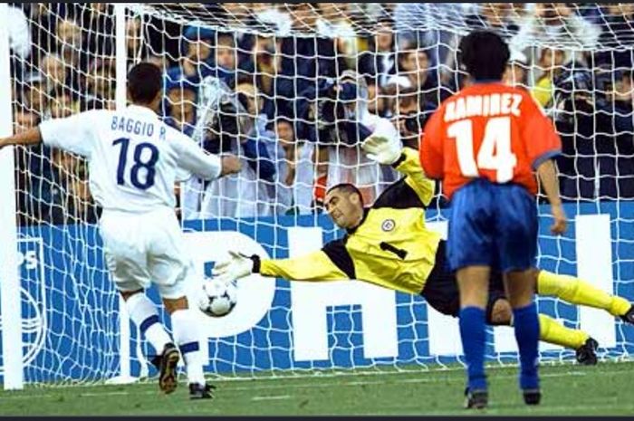 Pada hari ini 22 tahun yang lalu, Roberto Baggio menebus kesalahannya di Piala Dunia 1994 dengan menyelamatkan Italia dari kekalahan di laga pertama Piala Dunia 1998.