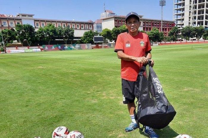 Bang Mansur, Kitman Bhayangkara FC saat membantu para pemain Bhayangkara FC berlatih mandiri di Stadion PTIK, Jakarta, Jumat (12/6/2020).