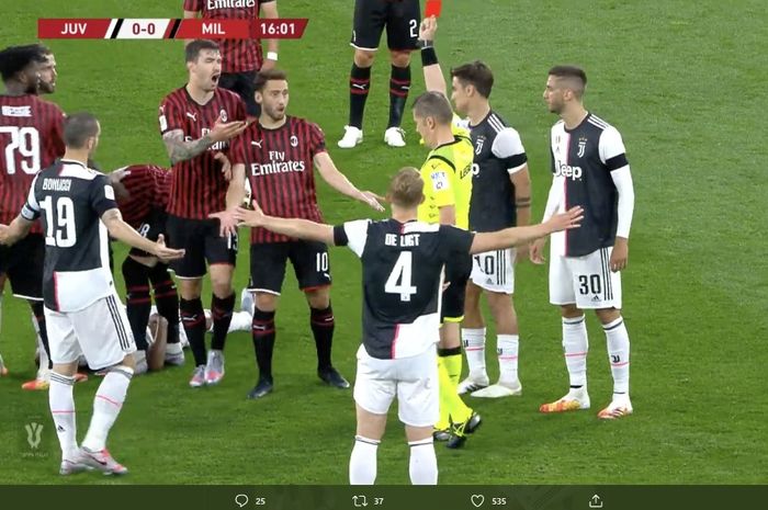 Momen pemain AC Milan, Ante Rebic mendapatkan kartu merah usai melakukan tendangan kungfu kepada pemain Juventus, Danilo pada laga leg kedua semifinal Coppa Italia di Stadion Allianz Turin, Jumat (12/6/2020).