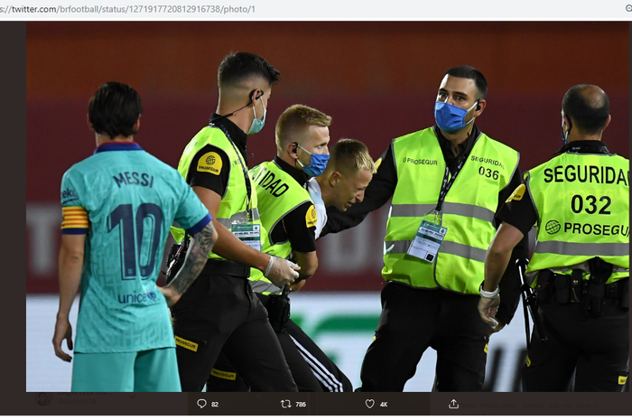 Ilustrasi kerja steward dalam stadion di tengah pertandingan sepak bola.