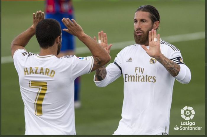 Kapten Real Madrid, Sergio Ramos (kanan), diminta untuk tetap bertahan bersama Los Blancos hingga 10 tahun lagi meskipun harus menerima potongan gaji.