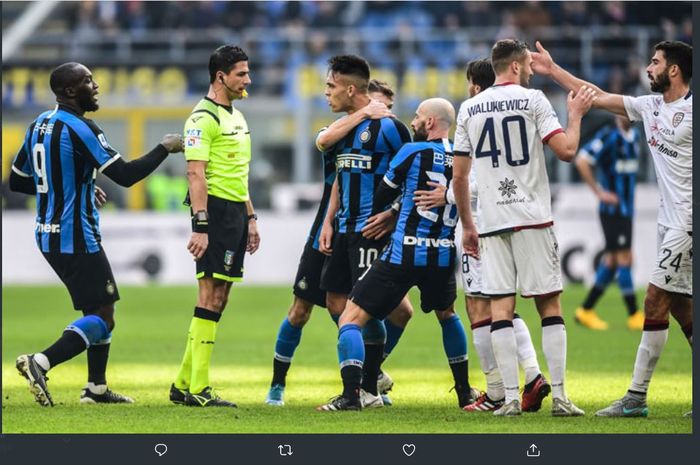 Striker Inter Milan, Lautaro Martinez, diusir wasit dalam laga kontra Cagliari di Liga Italia 2019-2020.