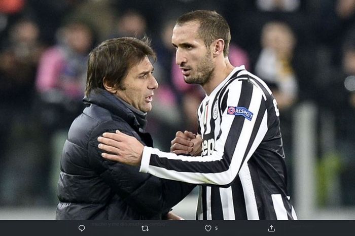 Antonio Conte, saat masih melatih Juventus, bersama Giorgio Chiellini.