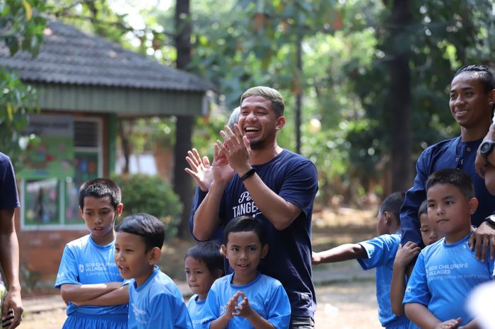 Para pemain Persita Tangerang yang turut membantu anak-anak melawan virus corna (Covid-19).