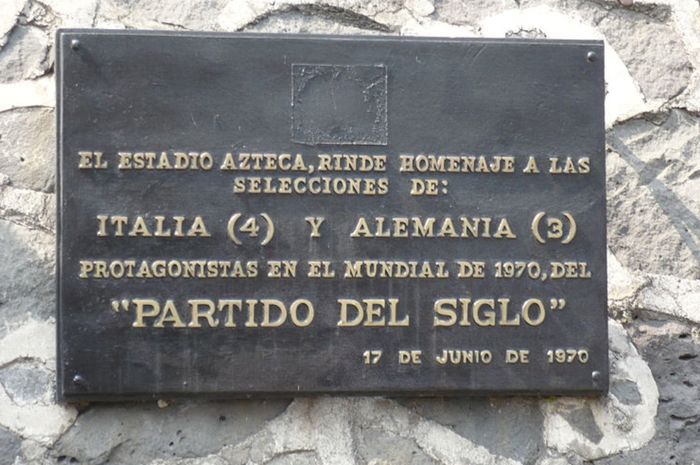 Plakat di Stadion Azteca yang menandai duel klasik The Game of the Century antara Italia kontra Jerman Barat di semifinal Piala Dunia 1970.